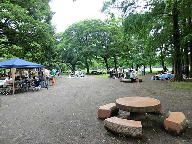 park. Until Akigase Park 1800m barbecue Square and the tennis court ・ Also there is crowded, such as a baseball field.  It is also ideal for running and walking! 