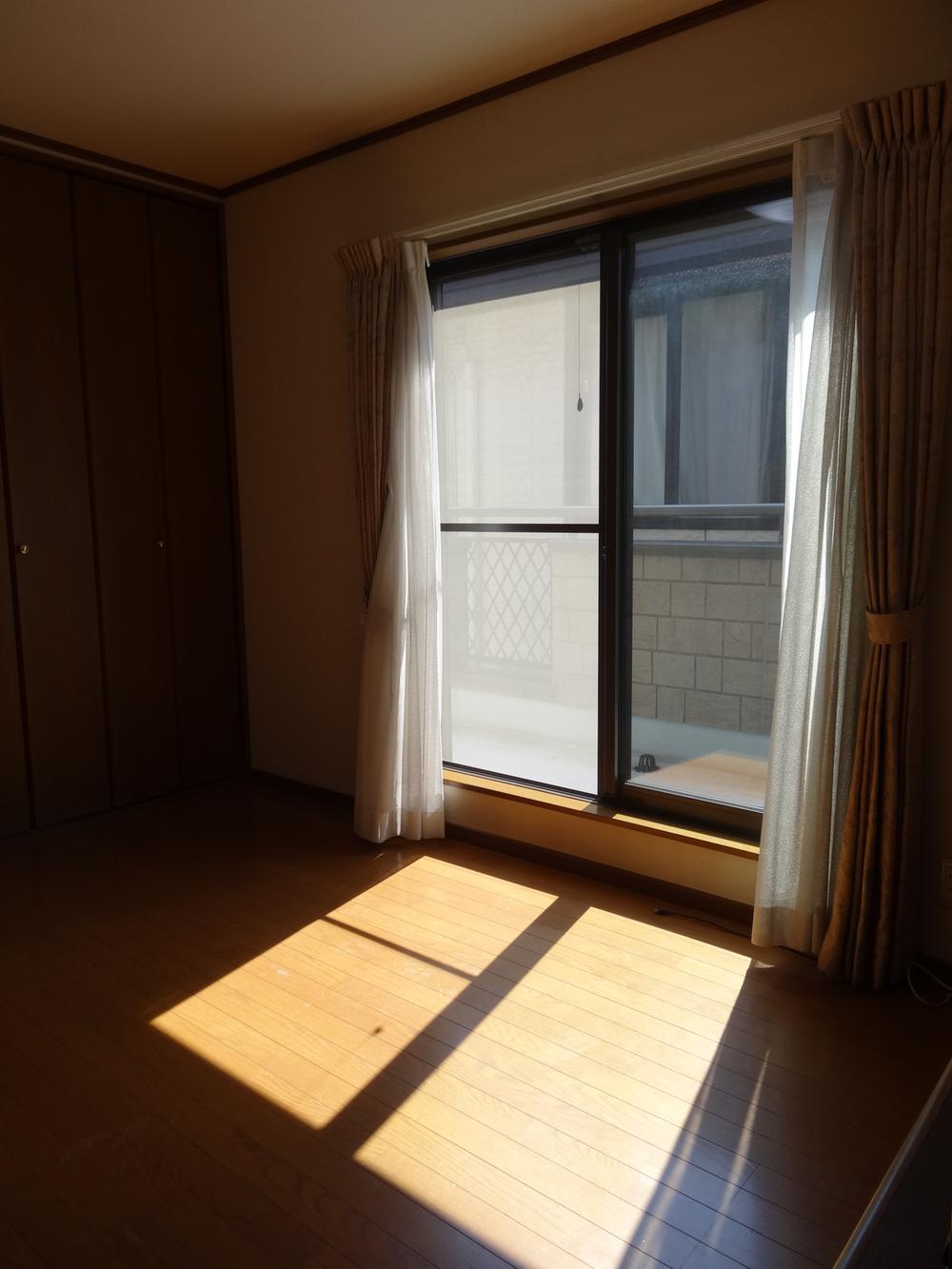 Non-living room. It is the second floor Western-style. South-facing room is per day is good