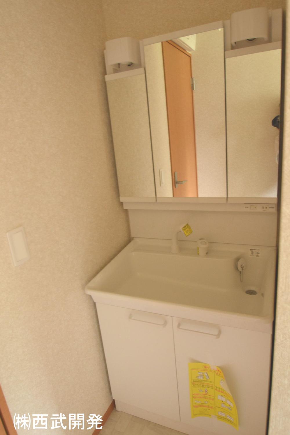 Wash basin, toilet. 4 Building ・ Wash