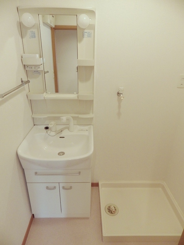 Washroom. Washbasin with a convenient hand shower ☆