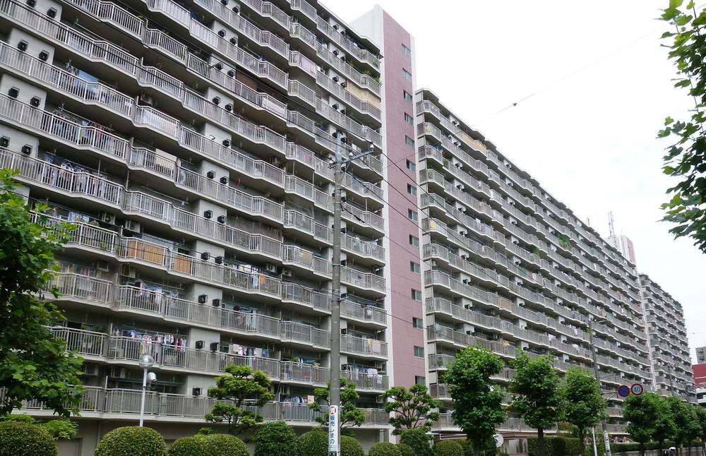 Local appearance photo. Total units 338 units of the big community! ! It is conveniently located a 3-minute walk from Shiki Station!