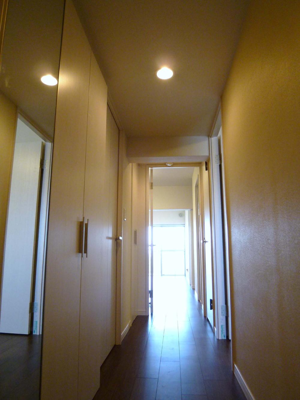 Other introspection. Entrance ・ It is a photograph of the corridor.