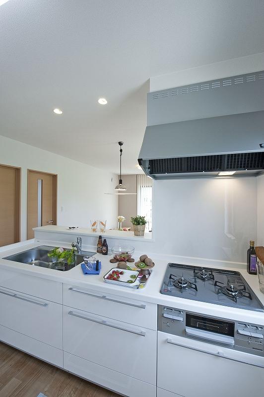 Kitchen. Workspaces and the kitchen sink is also easy to use in a wide