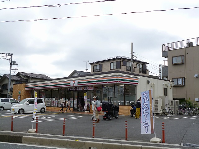 Convenience store. 900m to Seven-Eleven (convenience store)