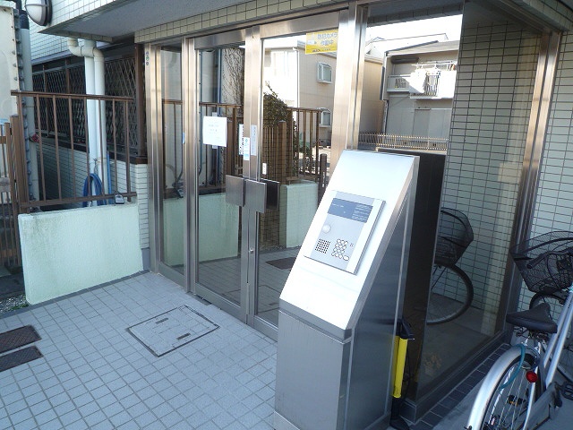 Entrance. Auto-lock with the Entrance