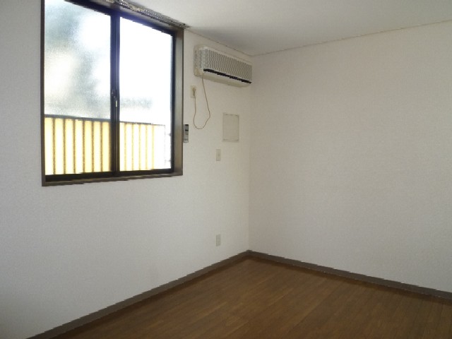 Living and room. Same property, Is another of the room. 