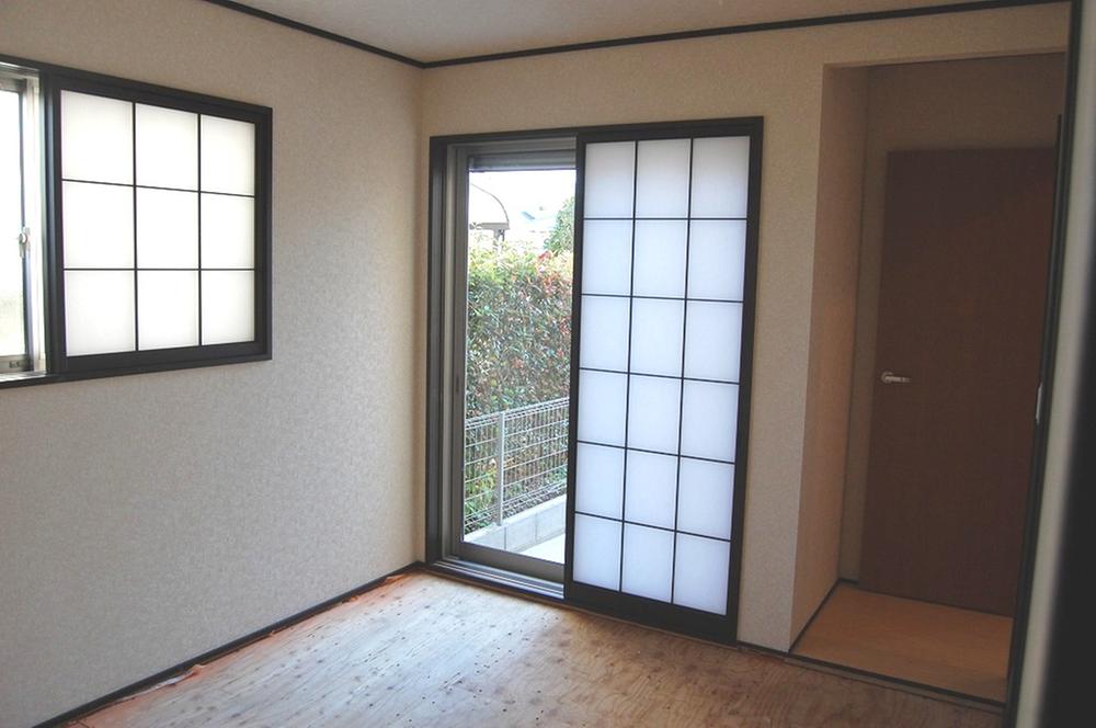 Non-living room. The relaxation of the Japanese-style room also recommended to the drawing-room: 4 Building