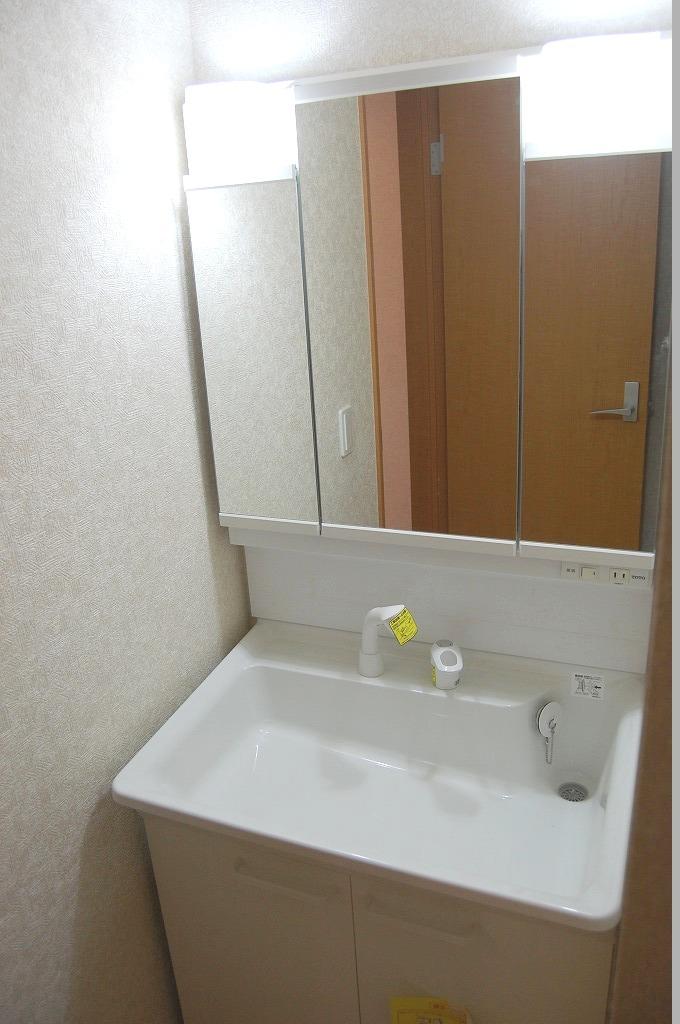 Wash basin, toilet. Storage rich three-sided mirror specification vanity: 4 Building