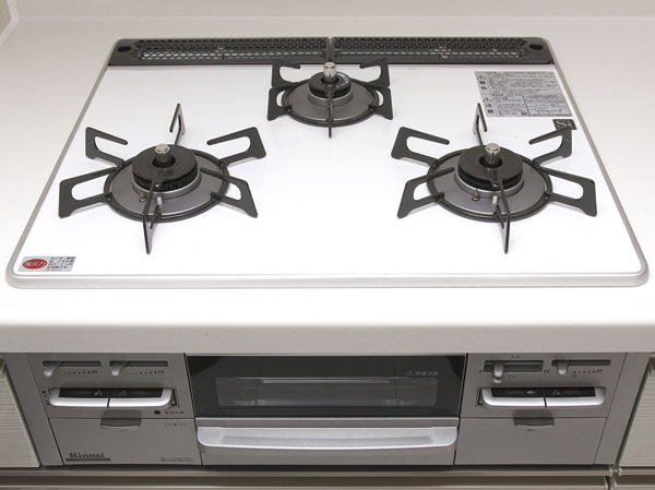 Kitchen.  [Pearl Crystal top stove] Equipped with a temperature sensor to all stove burner. In addition to the temperature control function, Forgetting to turn off fire features, such as a specification that was also consideration to safety.