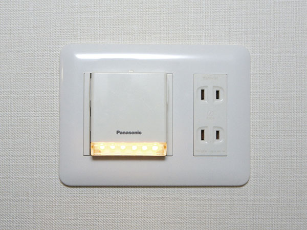 earthquake ・ Disaster-prevention measures.  [LED Home security lighting] Installing the LED home security lighting that automatically turns on after a power outage in the hallway. It can also be used as an emergency flashlight Remove.  ※ There is a limit to the lighting time. (Same specifications)
