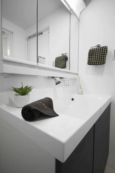 Wash basin, toilet.  ☆ Storage rich three-sided mirror specification vanity ☆