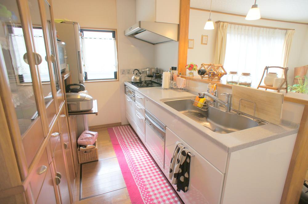Kitchen. Bright kitchen ^^ there is a back door Fun ^^ of cuisine