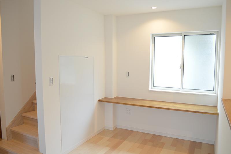 Living. All building, There is a study corner in the living room. 