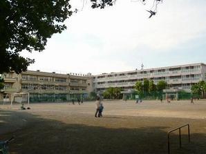  [Safe child-rearing environment in which to clear the certification standards! ! ] Living environment around the blessed who cleared the certification standards of the "child-rearing support condominiums". Families with small children want to choose the environment in which educational facilities are aligned within walking distance (Shiki third elementary school. About 472m)