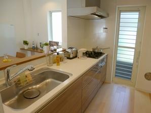  [Mimamoreru the family, Popular face-to-face kitchen! ! ]  Overlooking the LD to have a family, Friendly made to bring the sense of unity with the family while cooking. Functionality is also high specification, In fact check in the local model house! !  (Kitchen)