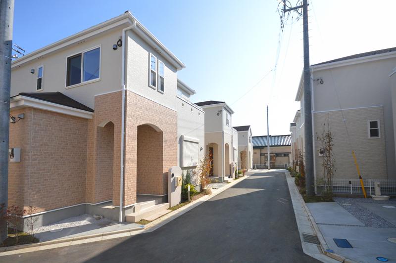 Local photos, including front road. Cityscape photo