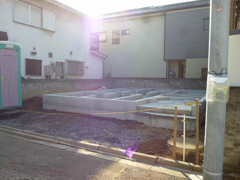 Local photos, including front road. Selling local (2013 December 6 shooting)