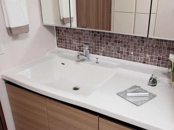 Bathing-wash room.  [Bowl-integrated vanity] Use of the counter-integrated bowl with no joints and seams. Not only has excellent aesthetics, Since the dirt is hard to accumulate, It is easy to clean.