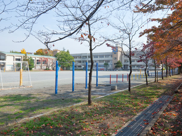 Surrounding environment. Shiki second elementary school (about 1060m)