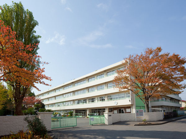 Surrounding environment. Shiki second junior high school (about 1050m)