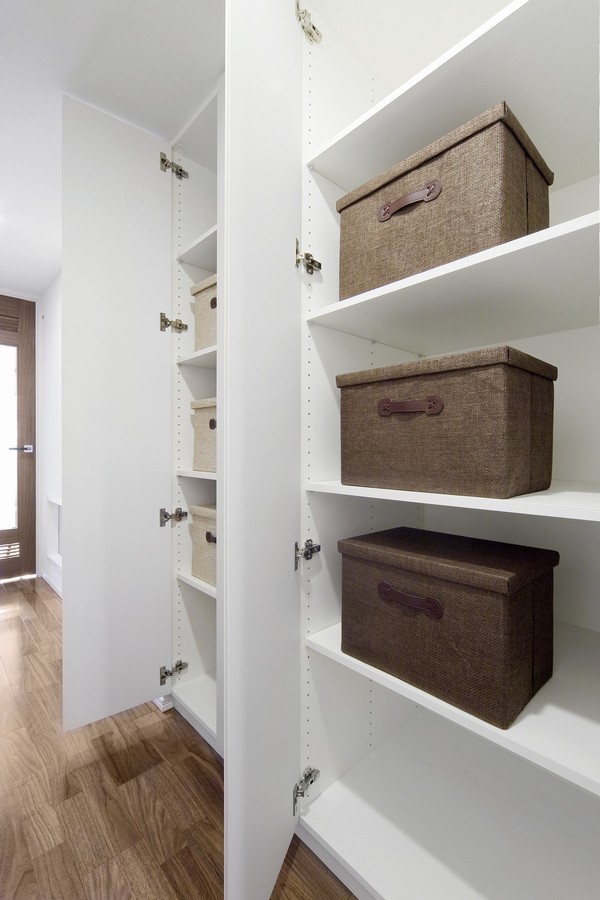 Hallway cupboard / Installing an incoming two things that you can, such as daily necessities and accessories are housed in a corridor
