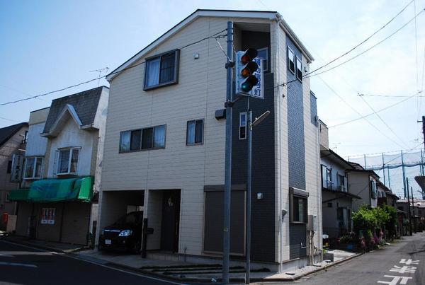 Local appearance photo. Building exterior photos (1) There is a feeling of opening per corner lot