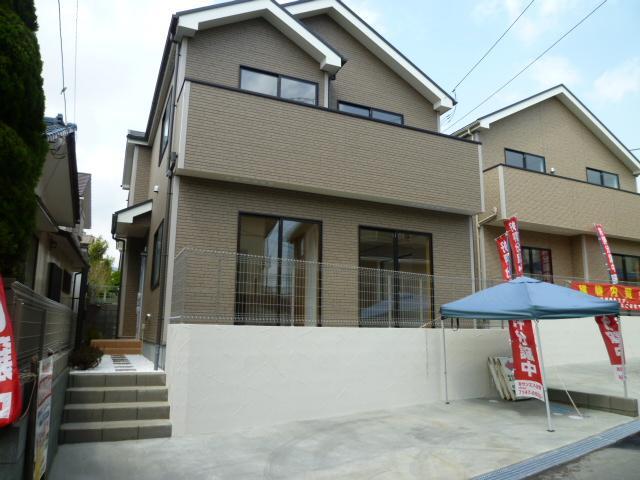 Local photos, including front road. Reference construction cases: Appearance