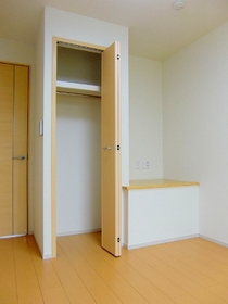 Living and room. Western-style room is 5.1 tatami rooms. (Same construction type)