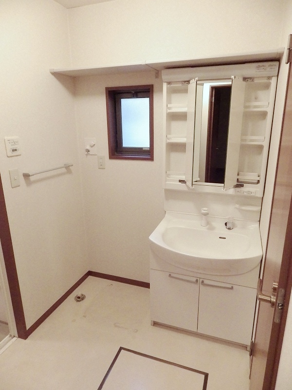 Washroom. Washbasin with handheld shower ☆ 