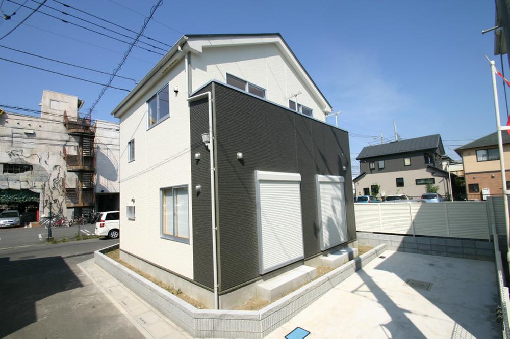 Local photos, including front road. Reference construction cases: Appearance