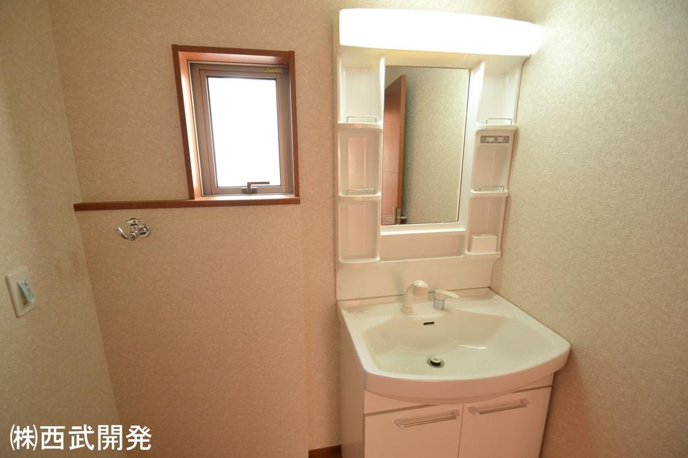 Wash basin, toilet. Building 2