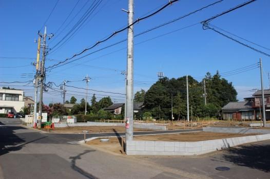 Local photos, including front road. Selling local