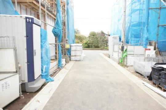 Local photos, including front road. Frontal road