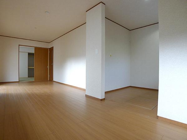 Living. Conversation of your family is lively, Open-minded LDK Indoor (September 2013) Shooting Building 2