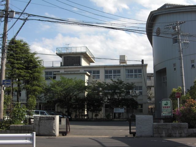 Junior high school. Municipal Soka until junior high school (junior high school) 740m