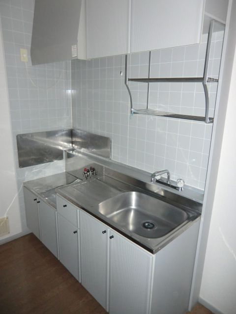 Kitchen. Clean kitchen. Moreover, it is spacious you sure you want usability.