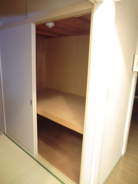 Receipt. Closet perfect in Japanese-style room. There are storage capacity.