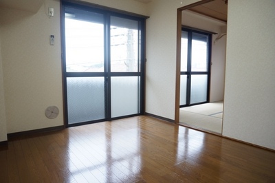 Living and room. LDK and the Japanese-style room is a heck available
