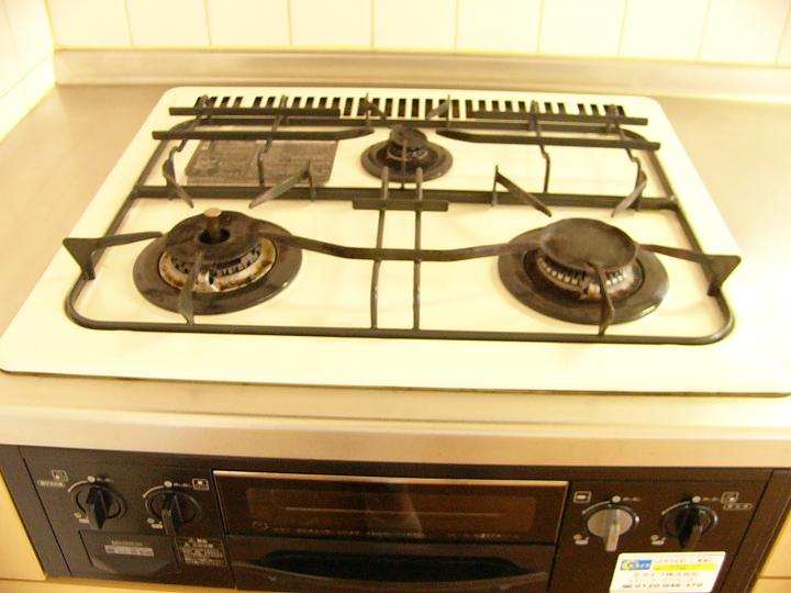 Kitchen. 3-burner stove