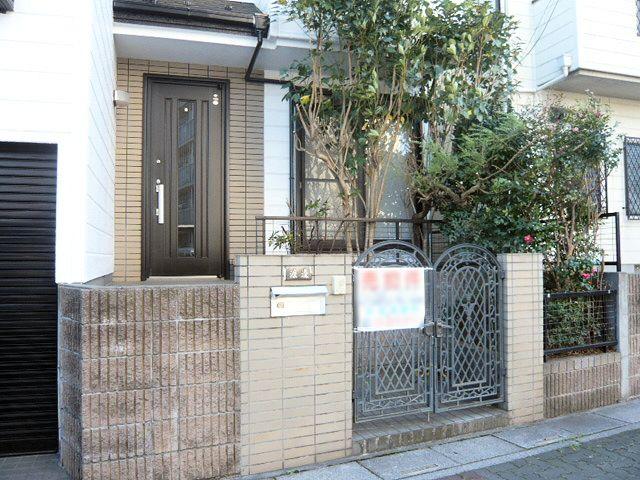 Entrance. Stylish entrance porch