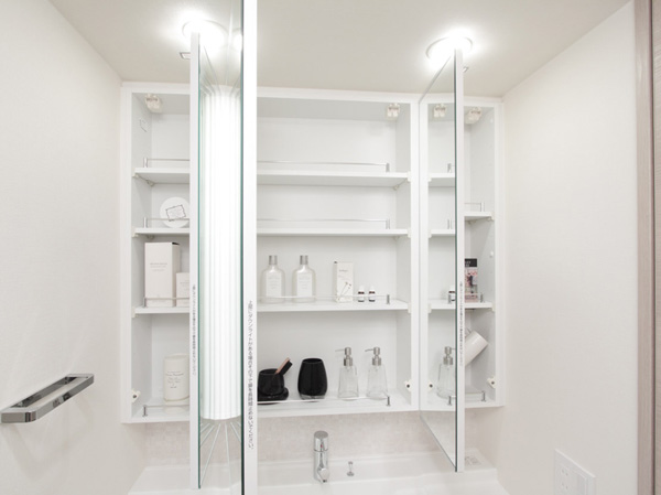 Bathing-wash room.  [Three-sided mirror back storage] The storage space of Kagamiura, Neat organize what you need to get dressed, such as cosmetics and hair care products.