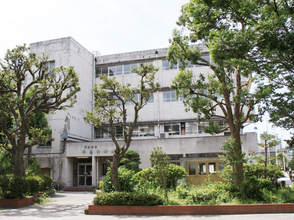 Surrounding environment. Soka junior high school (about 780m ・ A 10-minute walk). Snuggle in an important time of the child's growth process, It is aligned ideal environment to grow the relaxed.