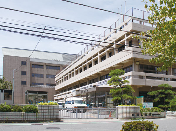 Surrounding environment. Soka city hall (about 410m ・ 6-minute walk). In public facilities living area, such as city hall and health center, It supports the day-to-day life.