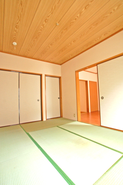 Other room space. Japanese-style room to relax and stretch the legs