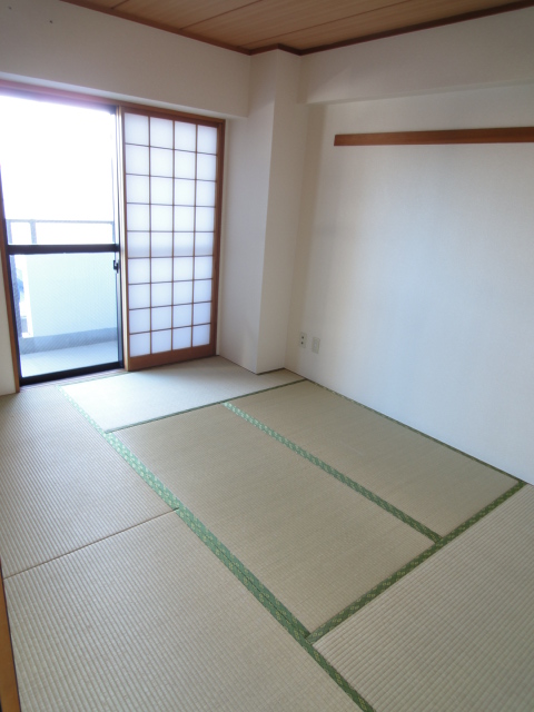 Living and room. Japanese-style room 6 quires Facing south