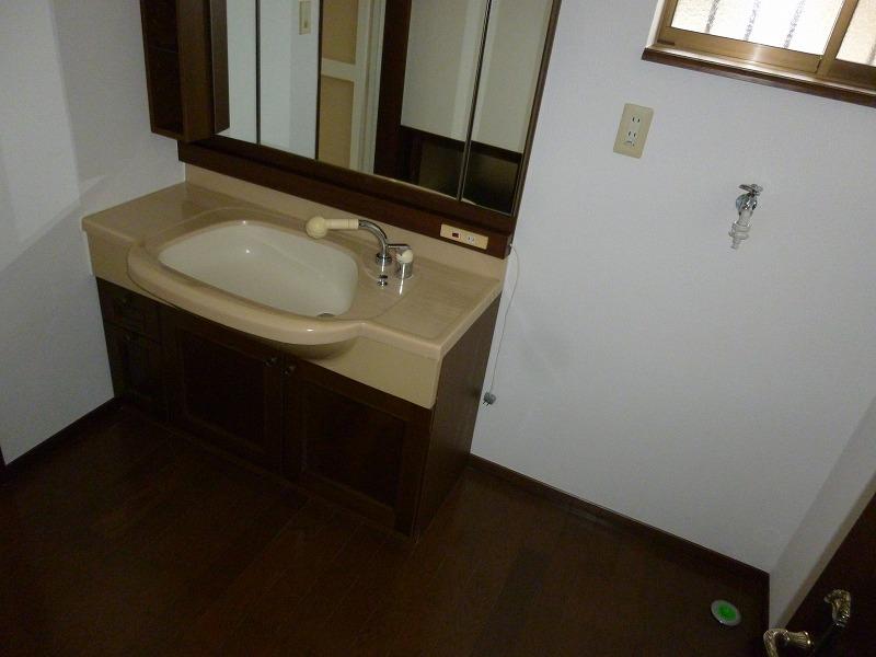 Wash basin, toilet. Indoor (11 May 2013) Shooting