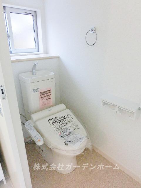 Toilet.  ■ Because there restroom also two places, I am happy is such a busy morning ■ 