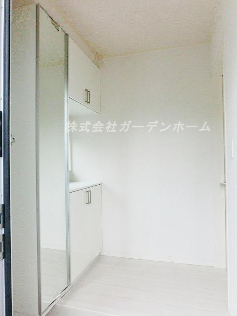 Entrance.  ■ Entrance storage of large capacity with mirror ■ 