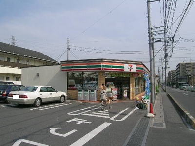 Convenience store. 300m to Seven-Eleven (convenience store)