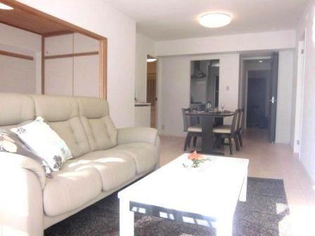 Living. Furnished sale ~ Dining table set, sofa, Center table ~  Yang per in the southeast direction ・ Ventilation is good.